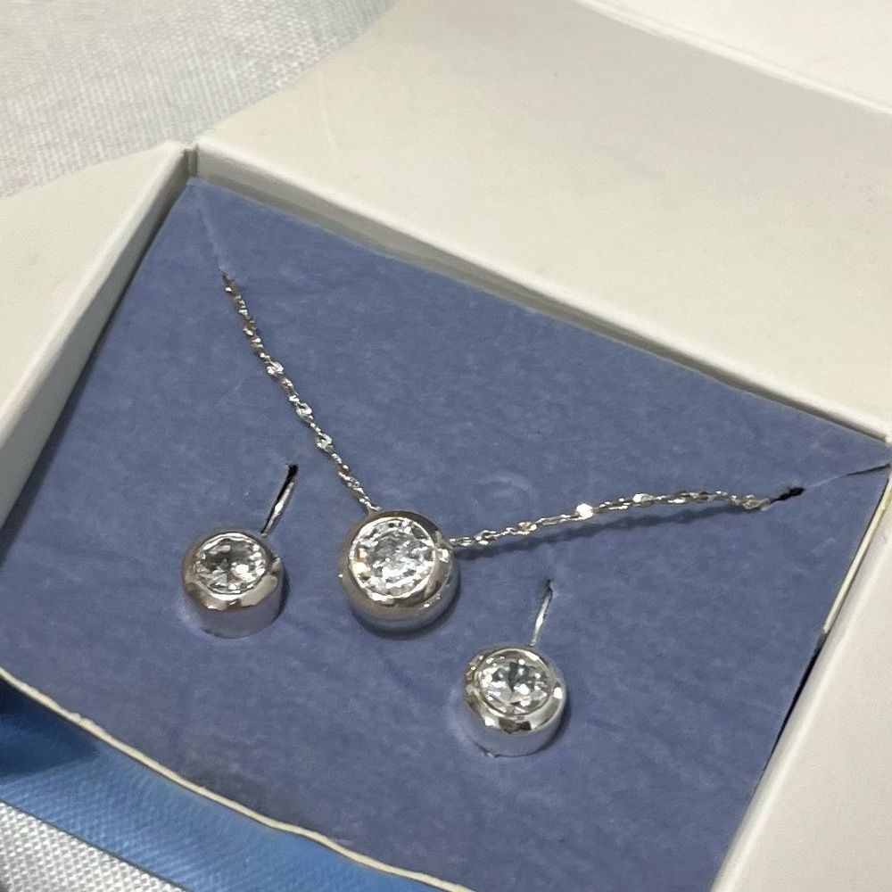 AVON EARRINGS AND NECKLACE SET - Picture 10 of 12